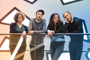 Musiker Chapelier Fou und seine drei Musiker*innen Kollegen