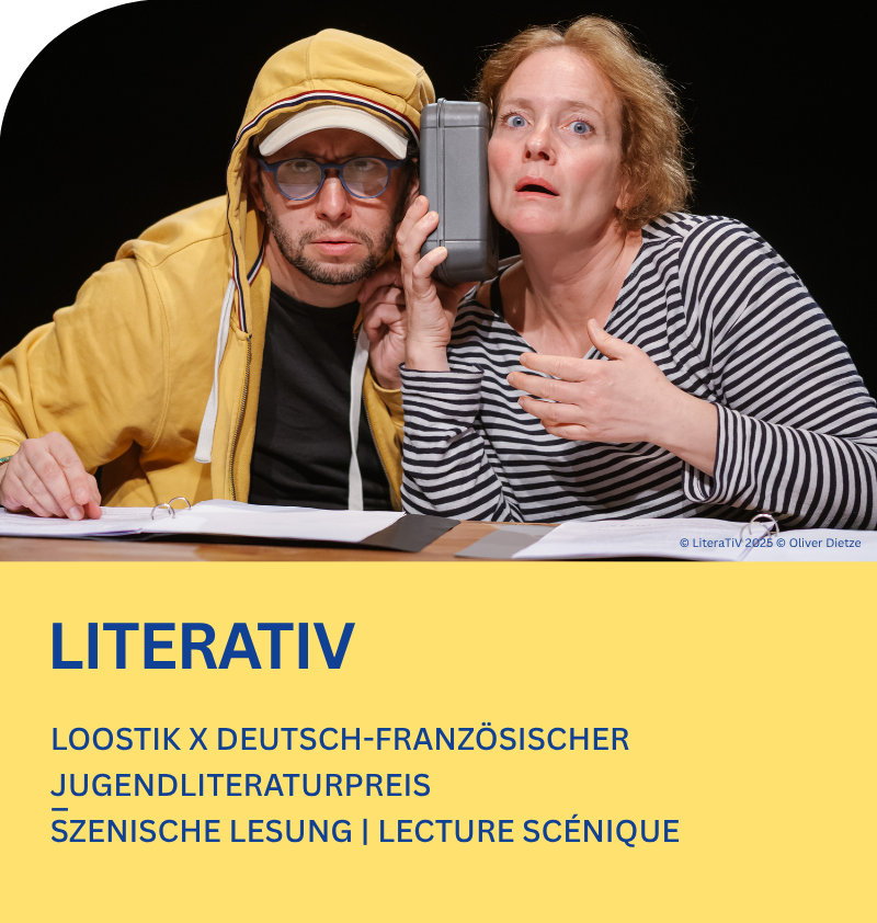Ein Mann sitzt nachdenklich vor einem Tisch mit verschiedenen Dingen. Vor seinem Gesicht ist eine Art Tablett, auf der zwei Figurengruppen stehen.